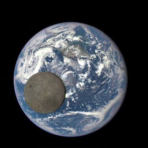 la lune entre la terre et un satellite